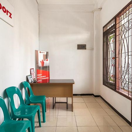 RedDoorz near Widya Mandala University Surabaya Dış mekan fotoğraf